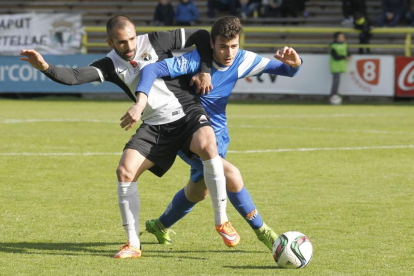 Rodri, que no jugará el sábado por sanción, disputa el balón con un jugador de la Peña Sport.-SANTI OTERO