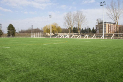 Estado de la estructura de la antigua grada del campo de rugby de San Amaro.-RAÚL OCHOA