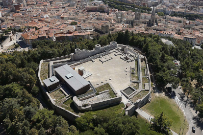 Vista aérea del Castillo de Burgos. RAÚL G. OCHOA