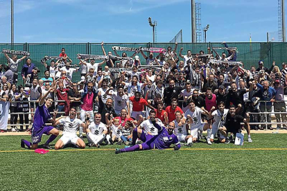 El equipo celebró el triunfo con la afición.-@BURGOS_CF