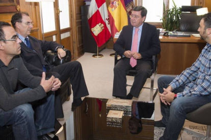 De izquierda a derecha, Fidel Velasco, Miguel Ángel Benavente, César Rico y Roberto Gómez (de espaldas).-FOTOS: ICAL