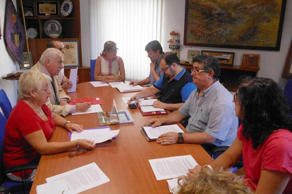 Imagen de la reunión celebrada ayer en el Ayuntamiento de Aranda.-L. V.