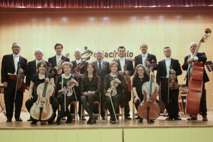 Foto de familia de la Orquesta de Cámara Santa Cecilia del Círculo Católico.-