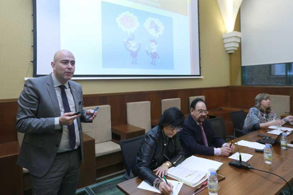 El director de Sodebur, Ricardo Pizarro (izq), durante la jornada informativa de ayer sobre el PRIAP para alcaldes.-RAÚL G. OCHOA