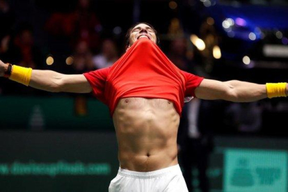 Rafael Nadal celebra el triunfo sobre el canadiense Denis Shapovalov en la final de la Copa Davis.-EFE