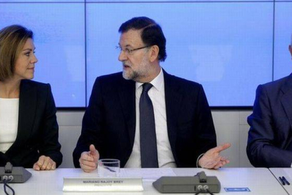 Mariano Rajoy, flanqueado por María Dolores de Cospedal y Javier Arenas, en la reunión del comité ejecutivo nacional del PP.-Foto: JOSÉ LUIS ROCA
