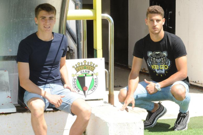 Antxon Jaso y Álex Machuca posan en uno de los banquillos de El Plantío.-ISRAEL L. MURILLO