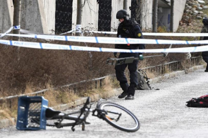 La policía ha acordonado el área fuera de la estación de metro Varby Gard, al sur de Estocolmo, donde dos personas resultaron heridas por algún tipo de explosivo en Estocolmo.-/ HENRIK MONTGOMERY (AP)