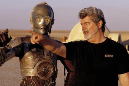 George Lucas da instrucciones a Anthony Daniels, el intérprete del robot C-3PO, en el desierto de Túnez, durante el rodaje de ’La guerra de las galaxias. Episodio IV: Una nueva esperanza’.-AP / LUCAS FILM