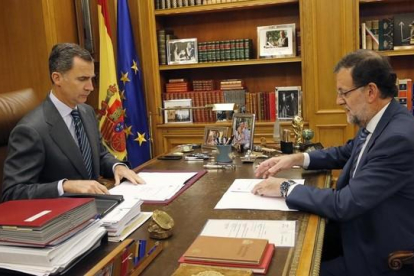 El rey Felipe VI y Mariano Rajoy, durante uno de sus habituales despachos semanales, el pasado noviembre. El jueves volverán a reunirse, dentro de la ronda de contactos con todos los partidos.-EFE / FRANCISCO GÓMEZ