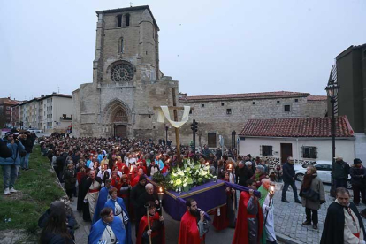 La comitiva partió de la iglesia de San Esteban a poco antes de que comenzase a anochecer.-RAÚL G. OCHOA