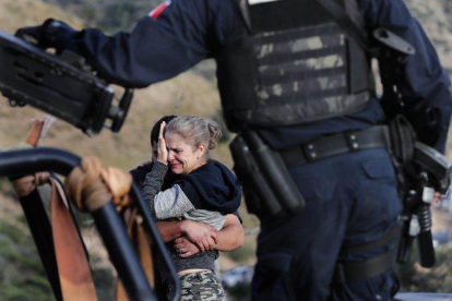 El sangriento ataque ha acaparado la atención en ambos lados de la frontera.-AP