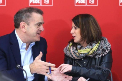 El líder de los socialistas madrileños, José Manuel Franco, y la vicesecretaria general del PSOE, Adriana Lastra, este lunes.-DAVID CASTRO
