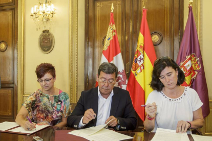 Beunza (izq.), Rico y Martínez (dch.) durante la firma en  la Diputación.-S. O.