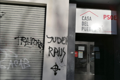 Pintadas en la sede del PSOE. ICAL