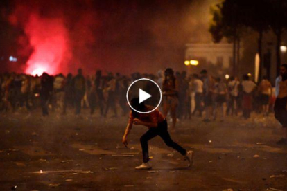 Disturbios, saqueos y un muerto en Francia en la celebración del Mundial. /-EL PERIÓDICO