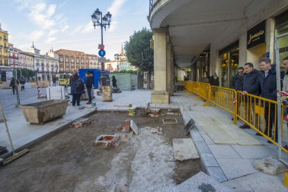 El alcalde comprobó ayer el avance de las obras de la plaza mayor.-ISRAEL L. MURILLO