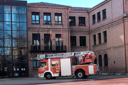 Los bomberos acudieron hace unos días al colegio Castilla para retirar unas tejas en mal estado