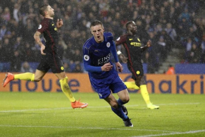 Jamie Vardy celebra su tercer gol ante el Manchester City.-REUTERS / DARREN STAPLES