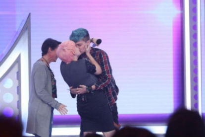 El beso de Marina y Bast, en la quinta gala de OT-/ PERIODICO (TWITTER)
