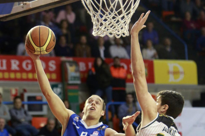 Maresch lanza a canasta ante Huskic.-RAÚL OCHOA