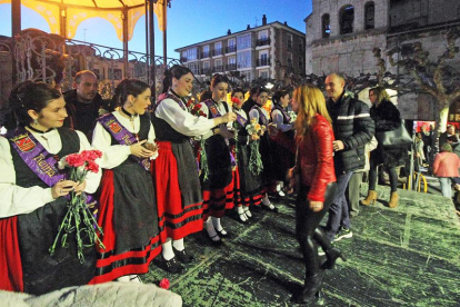 Las parejas reciben claveles y almendras ayer en la Plaza Mayor de Briviesca-G.GONZÁLEZ