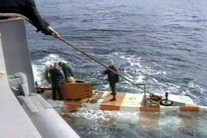 Miembros de los equipos de rescate rusos regresan en un minisubmarino tras una inmersión en busca del sumergible siniestrado en el mar de Barents.-AP