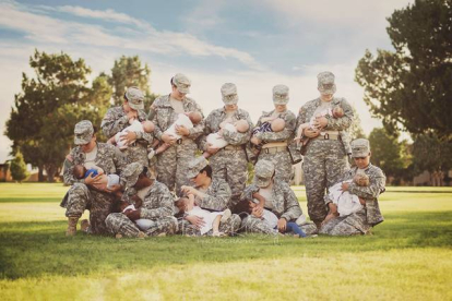 La fotografía de las mujeres soldado alimentando a sus hijos en la base militar de Fort Bliss se ha vuelto viral y es el símbolo de una iniciativa para cambiar la imagen del Ejército.-TARA RUBY