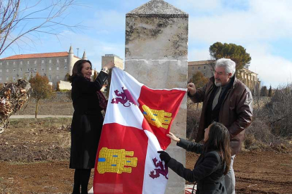 García Cirac (i) junto a alcaldesa, Lidia Arribas, y el ex edil José Ignacio Delgado.-ICAL