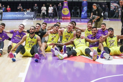 Los jugadores del Hapoel Holon celebran una victoria. FIBA