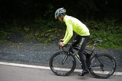 Alberto Contador entrena por carreteras normandas.-AP / CHRISTOPHE ENA