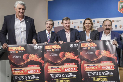 Romay (FEB), Ortega (Campofrío) y Sáinz (FBCyL) posan junto al alcalde, Lacalle, y la concejal De laFuente con los carteles anunciadores del amistoso.-SANTI OTERO