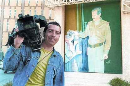 El cámara de Tele 5 José Couso, en Bagdad ante un retrato de Sadam Husein, en una imagen del documental 'Hotel Palestina'.-TELECINCO