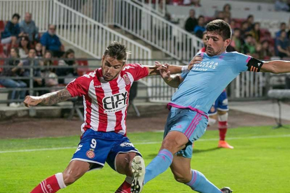 Kijera intenta evitar el centro del jugador del Girona Portu, ayer, en Montilivi.-LALIGA.ES