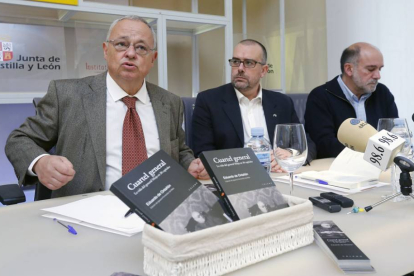 Gonzalo Santonja, Ignacio Fernández de Mata y José Ángel Zapatero, ayer en la presentación del volumen en el Palacio de la Isla.-Raúl Ochoa