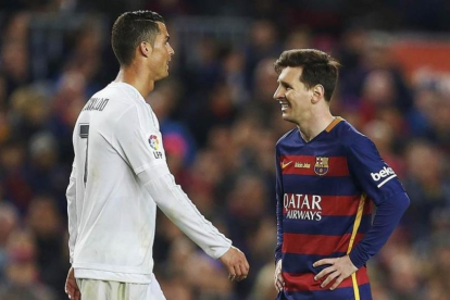 Cristiano Ronaldo y Messi en el último clásico disputado en el Camp Nou.-EFE / ALEJANDRO GARCÍA