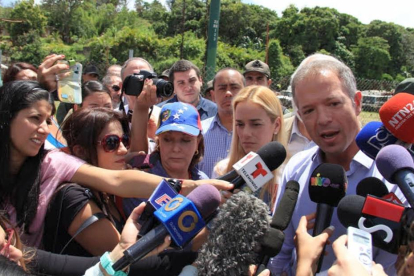 Ander Gil respondiendo a las preguntas de numerosos medios venezolanos, en presencia de Lilian Tintori-ECB