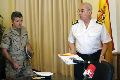 El almirante Teodoro López (i) acompañado del coronel Ángel Miguel Santamaría.-RAÚL G. OCHOA