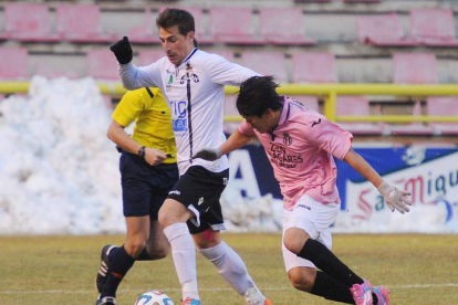 Fernando Llorente conduce el balón ante un jugador del Real Avilés.-Israel L. Murillo