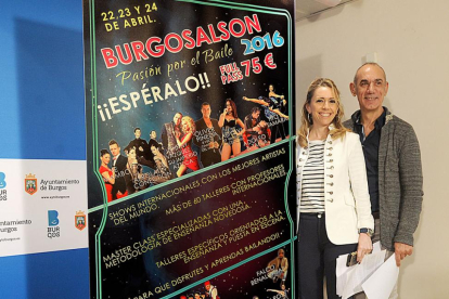 Ana Bernabé y Alberto Estébanez junto al cartel del Festival de Burgos Salsón 2016.-ISRAEL L. MURILLO