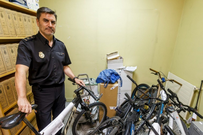 El inspector jefe de la Brigada Provincial de la Policía Judicial de Burgos, José Manuel del Barco, en una sala repleta de bicis robadas. SANTI OTERO