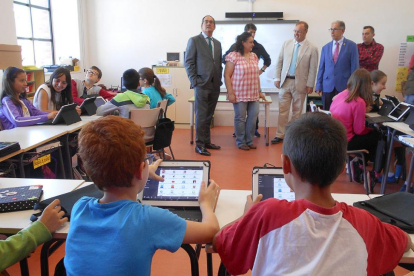 El consejero visitó las nuevas instalaciones educativas, en las que los alumnos continúan ya sus clases.-L. V.
