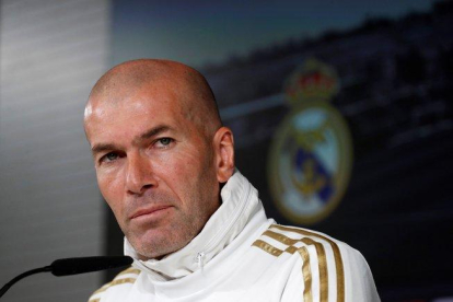 El técnico del Madrid Zinedine Zidane este viernes en rueda de prensa.-EFE
