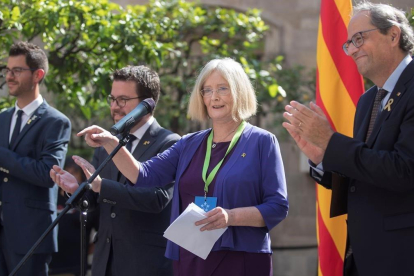 El alcalde de Fonollosa, Eloi Hernàndez, el vicepresidente del Govern, pere Aragonès, la expresidenta del parlamento escocés, Tricia Marwick, y el president, Torra, en el plau de la Generalitat.-EFE