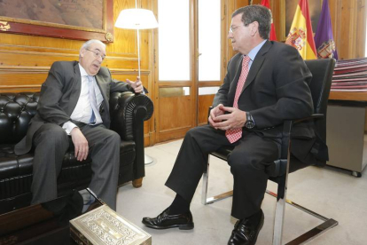 César Rico (dch.) y Jesús Encabo (izq.) ayer en la Diputación Provincial.-R. O.