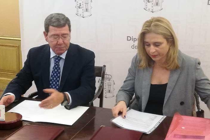 El presidente de la Diputación, César Rico, junto a la responsable de Accem en Burgos, Olga Aguilar.-D.S.M.