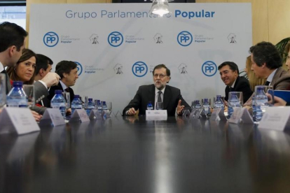 El líder del PP, Mariano Rajoy, en una reunión del grupo parlamentario popular a la que asiste (a su derecha) el secretario general, José Antonio Bermúdez de Castro.-EFE