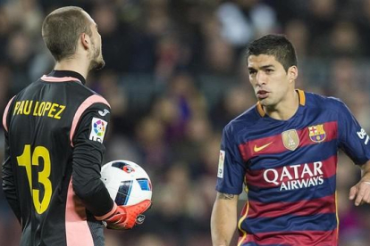 Pau López y Luis Suárez se encaran durante el partido de ida de los octavos de final de la Copa del Rey entre el Barcelona y el Espanyol en el Camp Nou.-JORDI COTRINA