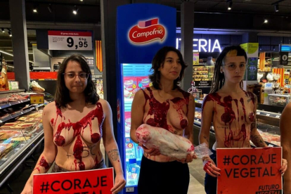 Activistas de Futuro Vegetal en la protesta contra Campofrío en una tienda de El Corte Inglés de Madrid.