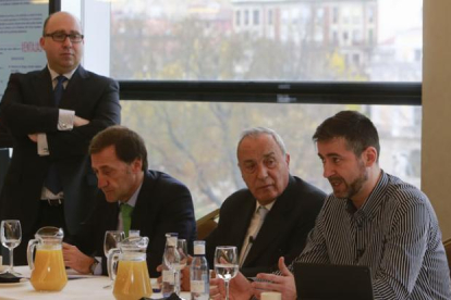 El director de EL MUNDO EL CORREO DE BURGOS, Ricardo G. Ureta, moderó el debate en el que participaron, de izquierda a derecha, Alberto G. Barahona, Fernando Escobillas y Julián Vesga.-RAÚL G. OCHOA